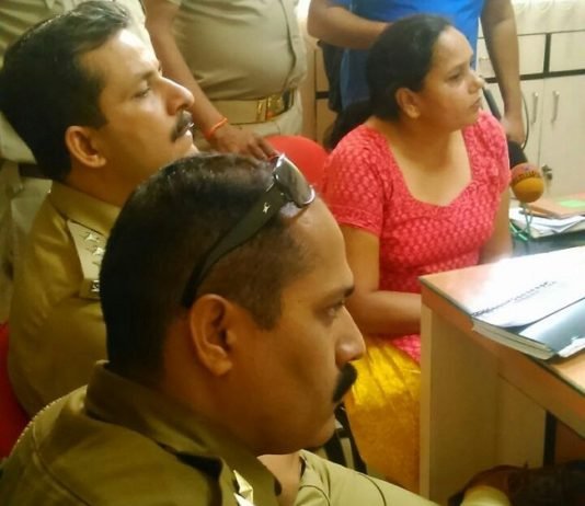 गजब! दो सेकेंड में महिला एनेक्सी कर्मी से लूट लिए 2.68 लाख, सीसीटीवी में कैद हुई वारदात loot in hasanganj