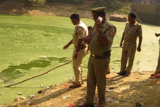 गला कसकर युवक की हत्या, कुकरैल नाले में मिली लाश murder in gudamba