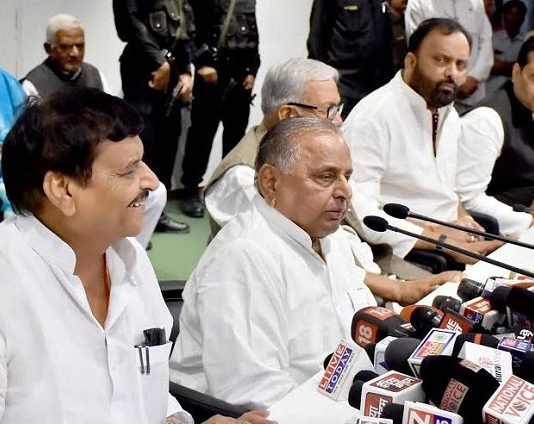घमासान पर बोले मुलायम एक हैं परिवार, पार्टी और कार्यकर्ता, मंत्रियों की वापसी पर फैसला सीएम पर छोड़ा mulayam singh yadav in pc