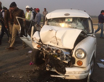 road axcident on lucknow agra express way