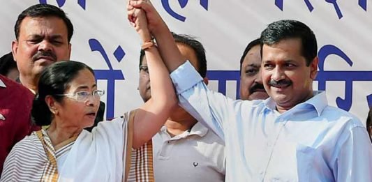 नोटबंदी: केजरीवाल ने बताया सबसे बड़ा घोटाला, ममता ने कहा तीन दिन में वापस हो फैसल arvind kejriwal with mamta banerjee