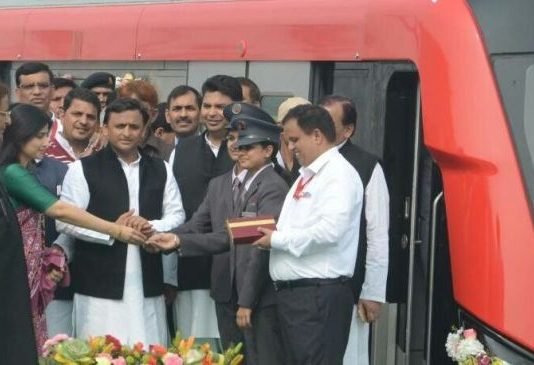 सीएम ने दिखाई झंडी, लखनऊ में पहली बार दौड़ी मेट्रो lucknow metro