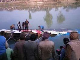शारदा नहर में समाई यात्रियों से भरी बस, 10 से ज्यादा की मौत नहर में गिरी बस