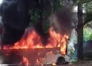 सड़क दुर्घटना से आक्रोशित भीड़ ने फूंक दी रोडवेज बस burning bus