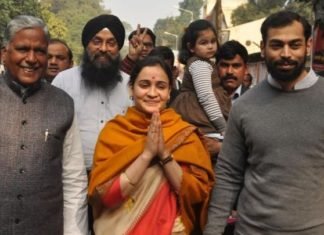 चरम पर चुनाव, मुलायम की छोटी बहु समेत 74 ने किया नामांकन aparna nomination