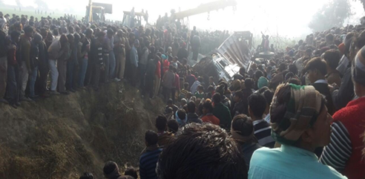 स्कूली बस की ट्रक से टक्कर, 12 बच्चों समेत 14 की मौत school bus axcident in aeta