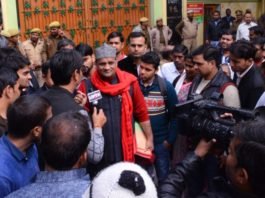 प्रदेश प्रवक्ता समेत तीन को सपा कार्यालय में प्रवेश से रोकने पर हंगामा sapa sangram