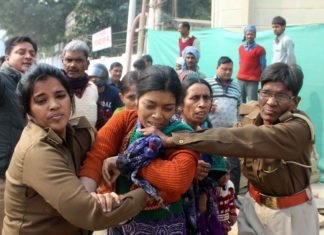 दबंगों से त्रस्त चार महिलाओं ने विधानभवन के सामने किया आत्मदाह का प्रयास vidhaanbhawan aatmadah