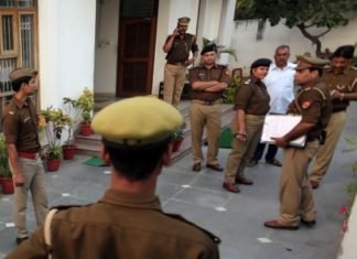 मुकदमा दर्ज करने के दस दिन बाद गायत्री के घर पहुंची राजधानी पुलिस Gayatri prajapati