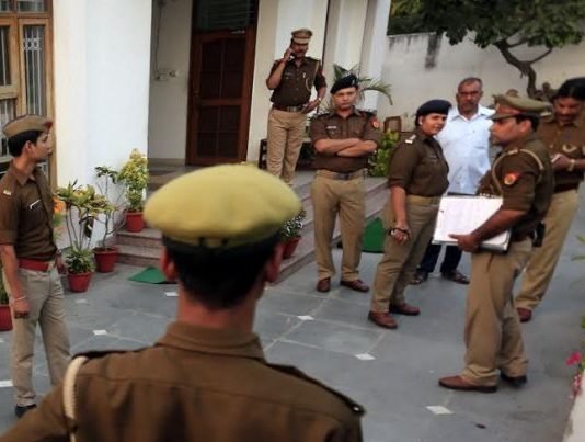 मुकदमा दर्ज करने के दस दिन बाद गायत्री के घर पहुंची राजधानी पुलिस Gayatri prajapati