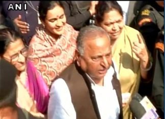 पत्नी साधना और बहू अपर्णा के साथ वोट डालने पहुंचे मुलायम Mulayam singh yadav with familey