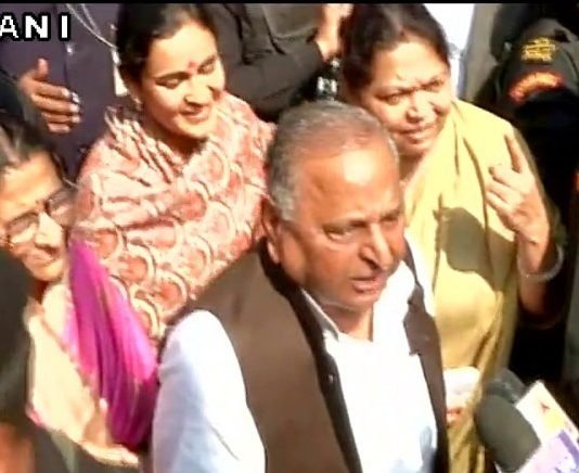 पत्नी साधना और बहू अपर्णा के साथ वोट डालने पहुंचे मुलायम Mulayam singh yadav with familey