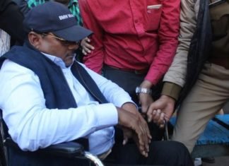 कोर्ट से मुंह छुपाकर निकल रहे महाभ्रष्ट यादव सिंह समेत समर्थकों को वकीलों ने पीटा Yadav singh