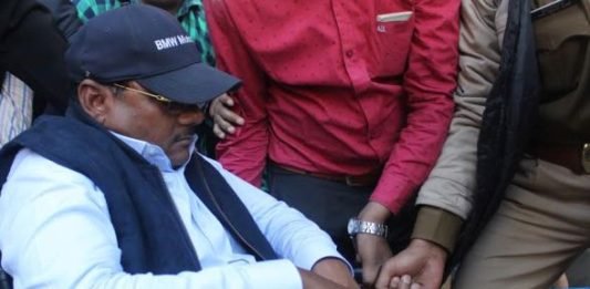 कोर्ट से मुंह छुपाकर निकल रहे महाभ्रष्ट यादव सिंह समेत समर्थकों को वकीलों ने पीटा Yadav singh