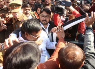 गैंगरेप के आरोपित गायत्री प्रजापति गिरफ्तार, 14 दिन की न्यायिक हिरासत में भेजा गायत्री प्रजापति गिरफ्तार