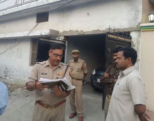 रेप, हत्या की धमकी देकर BBD के प्रोफेसर के घर असलहे से लैस बदमाशों ने डाला डाका Chinhat Dakaiti