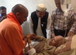 एनडी तिवारी का हालचाल पूछते योगी