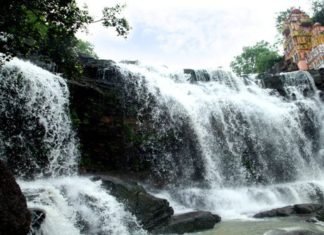 झरने में बस गिरने से 10 की मौत, 25 घायल झरने में गिरी बस
