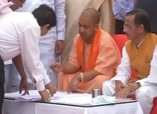 रिवर फ्रंट देखने पहुंचे CM ने मांगा खर्च का हिसाब, कहा गंदी क्यों है गोमती रिवर फ्रंट पर असफर से जानकारी लेते योगी