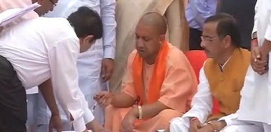 रिवर फ्रंट देखने पहुंचे CM ने मांगा खर्च का हिसाब, कहा गंदी क्यों है गोमती रिवर फ्रंट पर असफर से जानकारी लेते योगी