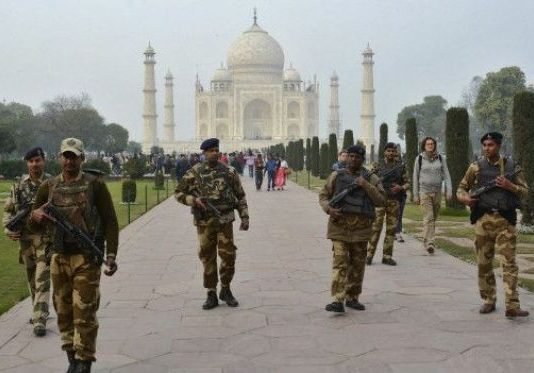 मोहब्बत की निशानी ताजमहल पर आतंकियों का साया, दी बम से उड़ाने की धमकी Tajmahal