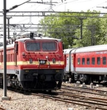 वाराणसी से होकर गुजरने वाली दर्जनों ट्रेनें 15 अक्टूबर तक कैंसिल, यार्ड रिमॉडलिंग के चलते रेलवे ने लिया फैसला ट्रेन