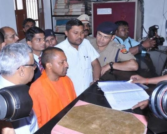 एकाएक हजरतगंज कोतवाली पहुंचे योगी, मचा हड़कंप योगी पहुंचे काेतवाली