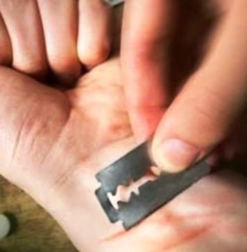 घरवालें बने प्यार में रोड़ा तो सुसाइड नोट लिख युगल ने काट ली हाथ की नस युगल ने काट ली हाथ की नस