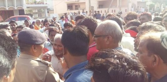 गोमती में मिली थी अनुज की लाश, परिजन ने पुलिस पर लापरवाही का आरोप लगाते हुए किया हंगामा तालकटोरा में हंगाम