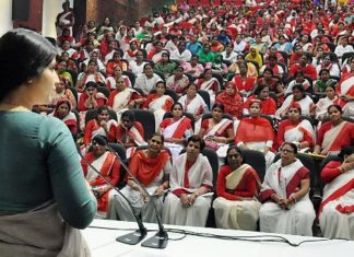 बैठक को संबोधित करती डिम्पल यादव।