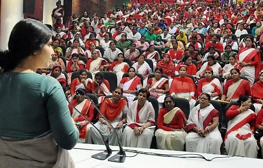 बैठक को संबोधित करती डिम्पल यादव।
