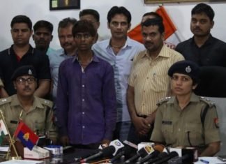 बाप उड़ाता था पड़ोसन पर रुपए