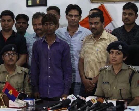 बाप उड़ाता था पड़ोसन पर रुपए