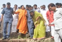 स्वाती सिंह के साथ तालाब सफाई के लिए जाती उमा भारती