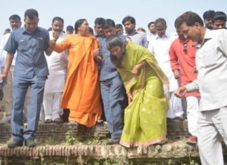 उमा भारती ने सरोजनी नगर में साफ किया तालाब, सुनी लोगों की समस्याएं स्वाती सिंह के साथ तालाब सफाई के लिए जाती उमा भारती