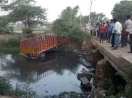 बरातियों से भरा कैंटर नहर में पलटा, 14 की मौत, 28 घायल, मौके पर पहुंचे पुलिसकर्मी ले रहे थे सेल्फी 14 की मौत