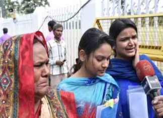 सहायता के लिए योगी से गुहार लगाने पहुंचा गायत्री का परिवार गायत्री परिवार