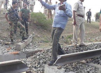 नक्सेलियों ने विस्फोट कर उड़ाया रेल ट्रैक