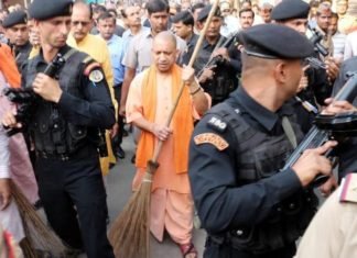 योगी ने लगाई झाड़ू तो मंत्री ने साफ किया नाला, शुरू हुआ सफाई अभियान सफाई अभियान की शुरूआत करते योगी आदित्यनाथ