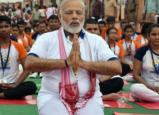 बारिश के बीच मोदी ने 51 हजार लोगों के साथ किया योग, नमक से की योग की तुलना योग