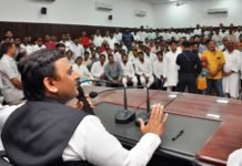 अखिलेश का योगी पर तंज, अब ’मंत्र’ से सरकार करेगी जनता की समस्याओं का समाधान मंत्र
