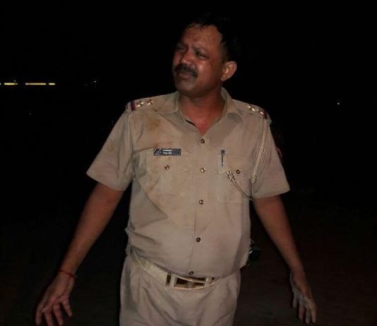 रेप के आरोपित को पकड़ने गई पुलिस पर हमला, आंख में मिर्च झोंकर दरोगा-सिपाही को पीटा पुलिस पर हमला