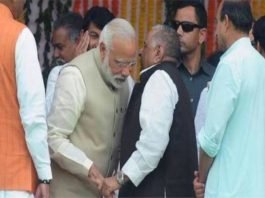 मोदी के कान