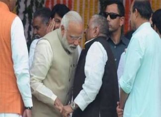 जाने? अब मोदी के कान में क्या कह गए मुलायम मोदी के कान