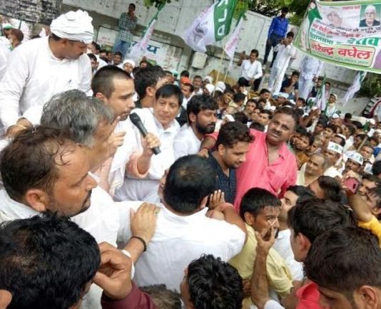 विधानभवन घेरने जा रहे RLD नेताओं पर लाठीचार्ज, पूर्व मंत्री समेत कई घायल लाठीचार्ज