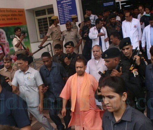 अग्निकांड के बाद हाल जानने KGMU पहुंचे योगी आदित्यनाथ अग्निकांड