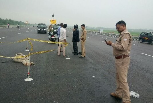 आगरा एक्सप्रेस वे पर कार की टक्कर से डॉयल 100 में तैनात सिपाही की मौत डॉयल 100