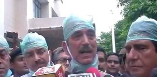 BRD: मेडिकल कॉलेज के दौरे के बाद गुलाम नबी आजाद ने कहा मुख्यमंत्री ले हादसे की जिम्मेदारी गुलाम नबी आजाद