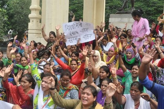 आखिरकार योगी सरकार ने मानी मांग, शिक्षामित्रों को मिलेगा 18 हजार मानदेय, अनुदेशकों को भी मिली राहत शिक्षामित्र