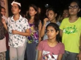 BHU बवाल: बोली छात्राएं हमे पैरों से कुचला गया, पत्थर और डंडे भी पुलिस ने बरसाए, देखें वीडियो BHU बवाल
